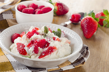 Cottage cheese with berries