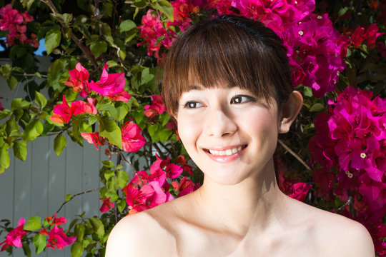 美肌の女性とブーゲンビリア