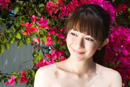 美肌の女性とブーゲンビリア