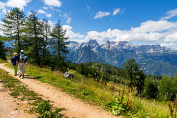 Fototapeta na wymiar Wanderer in Österreichs Bergwelt