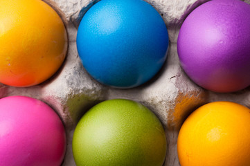 Uova sode pasquali colorate nel contenitore ecologico