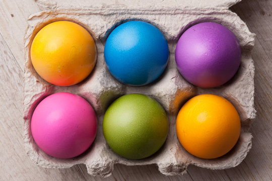 Uova sode pasquali colorate nel contenitore ecologico