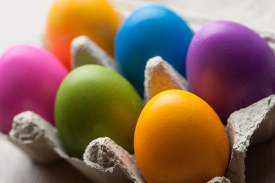 Uova sode pasquali colorate nel contenitore ecologico
