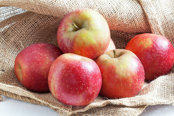 Pommes bicolores sur toile de jute