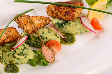 Fish in breadcrumbs with mashed potatoes