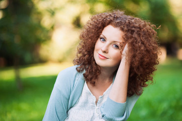 Fototapeta premium Smiling girl in a park