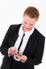 frau schaut nach emails auf dem smartphone