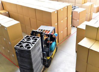 Gabelstaplerfahrer in einem Warenlager // international shipping