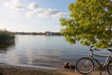 Fototapeta na wymiar Fahrrad am Ufer