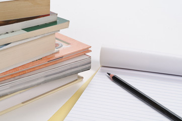 Libri, blocco notes e matita