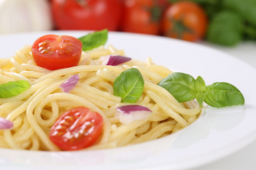 Spaghetti Nudeln Pasta mit Tomaten und Basilikum auf Teller