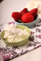 coppetta di panna e frutta