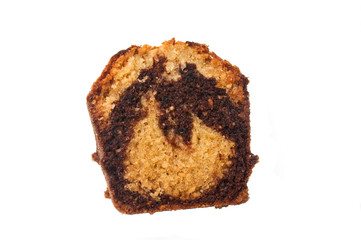 part de gâteau marbré au chocolat sur fond blanc