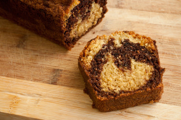 gâteau marbré au chocolat sur planche à découper