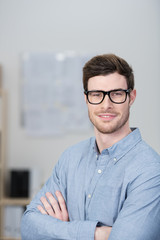 Obraz premium erfolgreicher junger unternehmer im büro