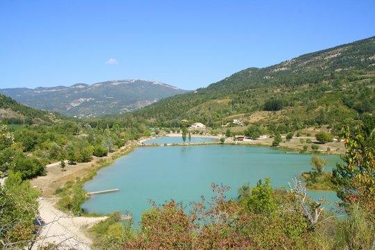 Vue a&eacute;rienne sur le plan d'eau du Pas des Ondes dans le d&eacute;partement de la Dr&ocirc;me en France