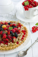 Tart with cream and fresh berries