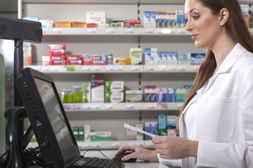 Apothekerin am Computer