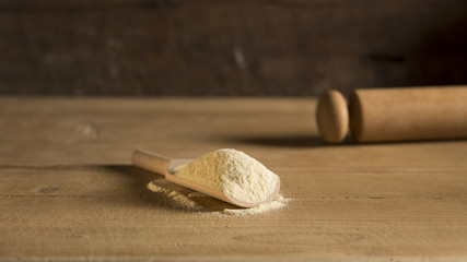 farina ingrediente su legno