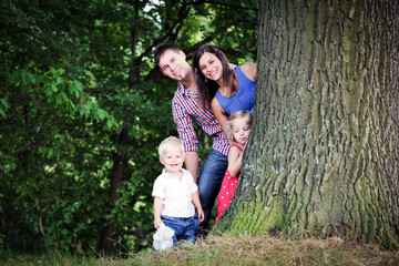 familie spielt mit kindern