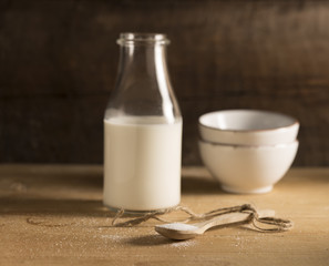latte in bottiglia e zucchero
