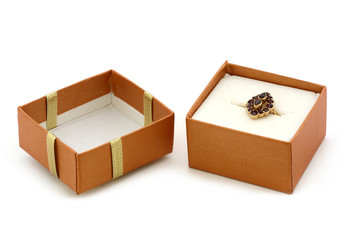 Geschenk-Schachtel mit Ring