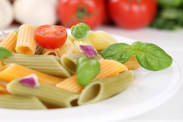 Bunte Penne Rigate Nudeln Pasta mit Tomaten und Basilikum auf Te