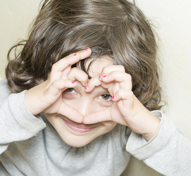 Ni&ntilde;a formando un coraz&oacute;n