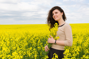Fototapeta premium girl portrait in yellow flower field