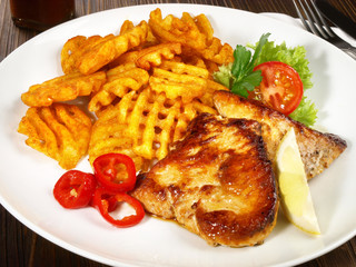 Putensteak mit Waffelkartoffeln