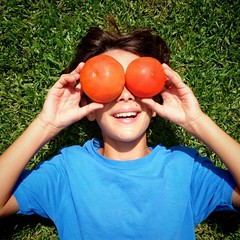 Niño con tomates por ojos