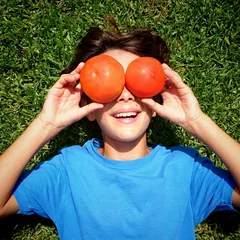 Zelfklevend Fotobehang Niño con tomates por ojos © Ricardo Ferrando