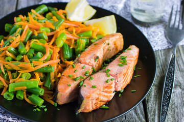 salmon with green beans and carrot