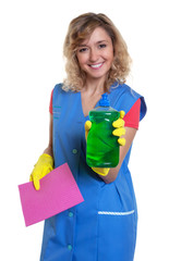 Putzfrau mit Lappen pr&auml;sentiert ihr Sp&uuml;lmittel