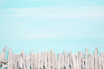 Hintergrund maritim in T&uuml;rkis mit Treibholz als Rahmen