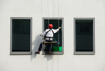 Alpinist window cleaner