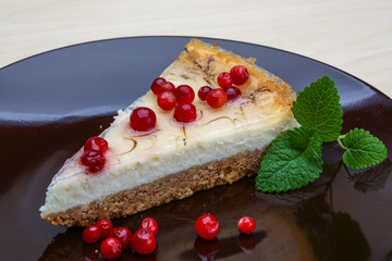 Cheesecake with berries and mint