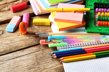 Naklejka premium Bright school stationery on old wooden table