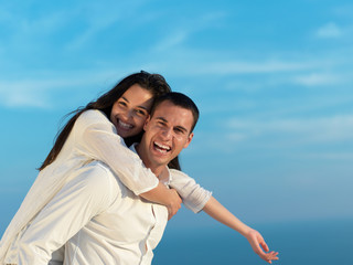 Obraz premium happy young romantic couple have fun arelax relax at home