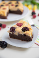 Schokoladen Käsekuchen mit Beeren
