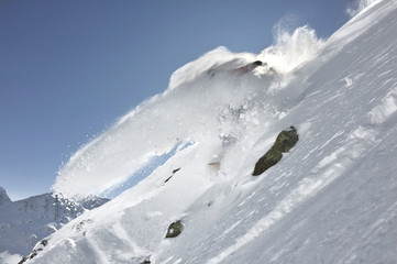 living avalanche - bit powder turn with a spray
