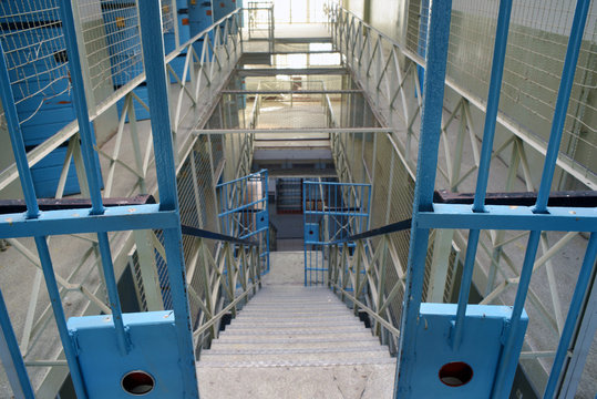 Gef&auml;ngnis Innenarchitektur mit Treppen und Gittern