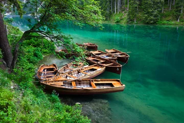 Foto auf Acrylglas Dolomiten Boote am See