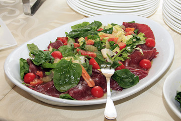 Antipasto: affettare il prosciutto