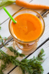 Orange-Karotten-Smoothie im Glas auf Holz