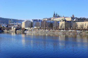 Obraz premium Snowy Prague gothic Castle abova River Vltava, Czech Republic
