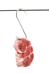 Beefsteak hängt am Fleischerhaken