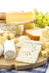 Käseplatte mit verschiedenen Käsesorten und Weintrauben
