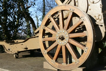 Fototapeta premium wooden wheel gun of World War I in the Museum in Italy