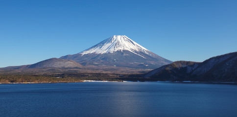 Fototapeta premium Beautiful Lake Motosu and Mountain Fuji in winter season